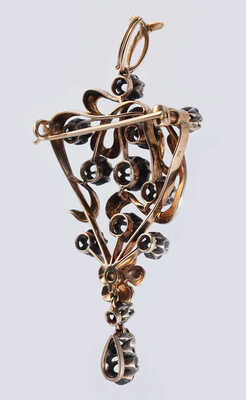 Брошь из желтого, розового и белого золота (по клейму 500), общим весом 15,37 грамма, содержит природные вставки из бриллиантов